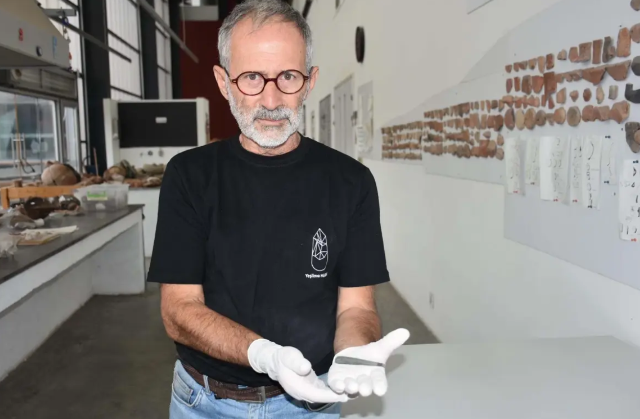 Женщины начали красить глаза почти 8 тысяч лет назад: археологи нашли доказательство